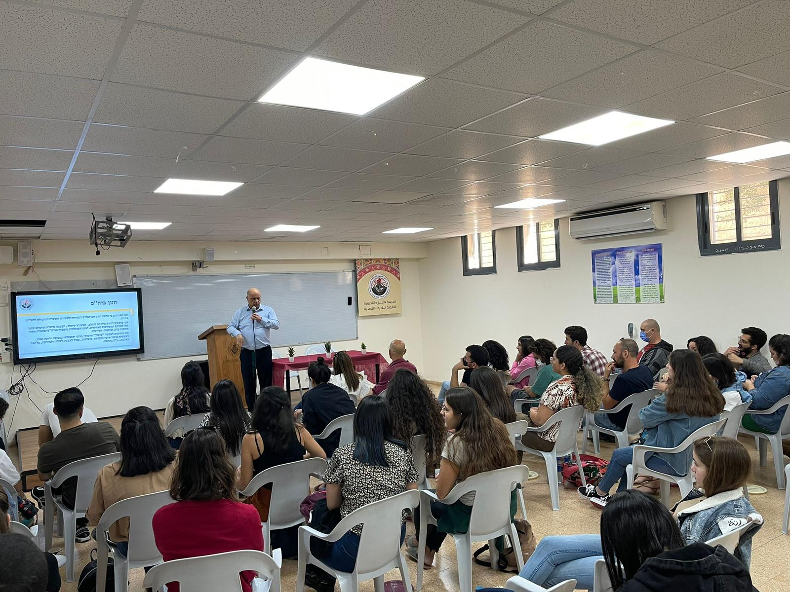 لقاء مدير المدرسه الأستاذ فيصل طه مع طلاب من جامعة حيفا، قسم التدريس والتأهيل للتعليم